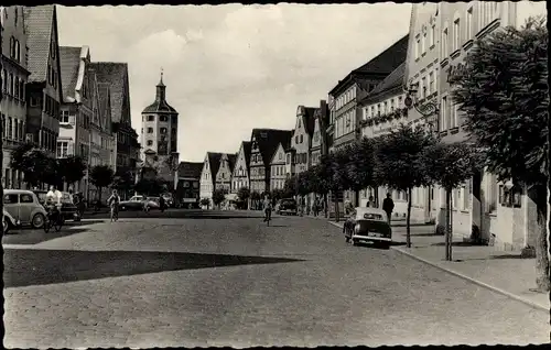 Ak Günzburg in Schwaben, Marktplatz mit Geschäftshäusern, Autos, Turm