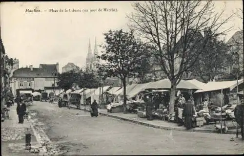 Ak Moulins Allier, La Place de la Liberte, jour de marche, eglise