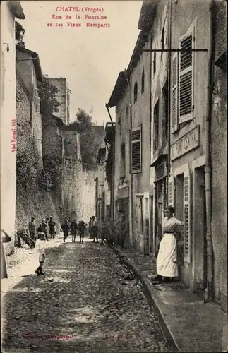 Ak Châtel Vosges, Rue de la Fontaine, Les Vieux Remparts