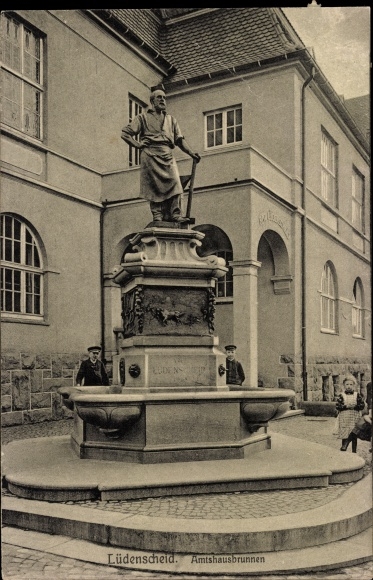 Ak Lüdenscheid im Märkischen Kreis, Amtshausbrunnen Nr