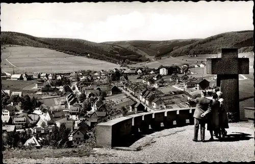 Ak Willingen Upland in Hessen, Blick vom Ausguck auf den Ort, Kreuz