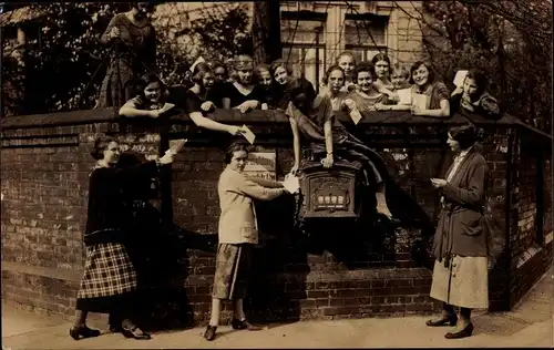 Foto Ak Junge Frauen mit Briefen an einem Briefkasten, Pensionat Seul ? 1925