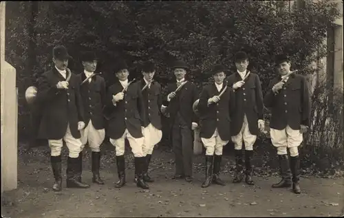 Foto Ak Gruppenbild der Männer, Pferdreiter, Rallye Boitsfort, Trompes de Chasse