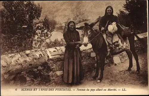 Ak Scenes et Types des Pyrenees, Femmes du pays allant au Marche