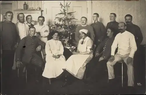 Foto Ak Neustadt, Glückwunsch Weihnachten, Deutsche Soldaten in Uniformen, Krankenschwestern, I WK