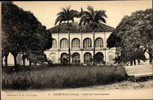 Ak Libreville Gabun, Palais du Gouvernement, Vorderansicht, Bank