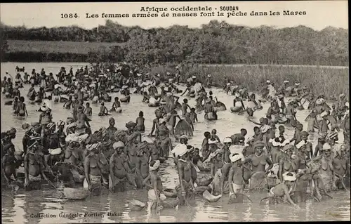 Ak Sudan, Les femmes armees de nasses font la peche dans les Mares