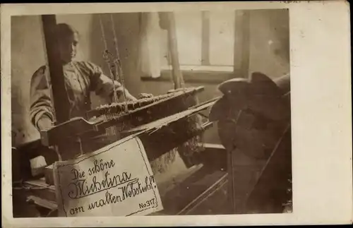 Foto Ak Frau an einem alten Webstuhl