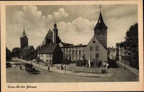 Ak Żary Sorau Niederlausitz Ostbrandenburg, Straßenpartie mit Blick auf Die drei Getreuen