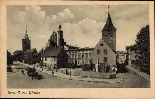 Ak Żary Sorau Niederlausitz Ostbrandenburg, Straßenpartie mit Blick auf Die drei Getreuen