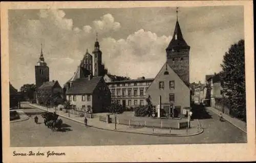 Ak Żary Sorau Niederlausitz Ostbrandenburg, Straßenpartie mit Blick auf Die drei Getreuen