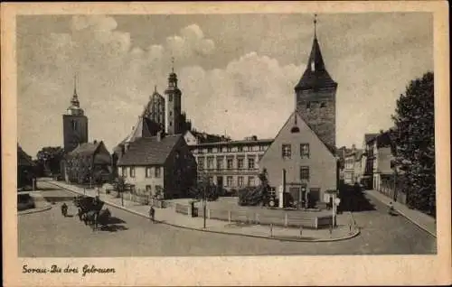 Ak Żary Sorau Niederlausitz Ostbrandenburg, Straßenpartie mit Blick auf Die drei Getreuen