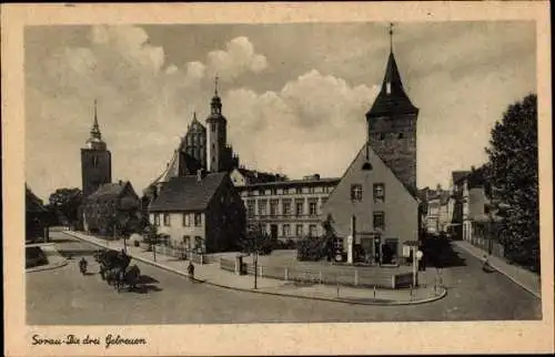 Ak Żary Sorau Niederlausitz Ostbrandenburg, Straßenpartie mit Blick auf Die drei Getreuen