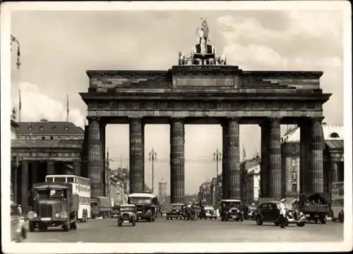 Ak Berlin Mitte, Brandenburger Tor, Totalansicht, Rückseite, Autos, Busse, Soldaten in Planwagen