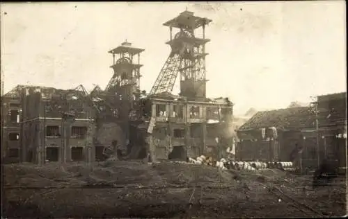 Foto Ak Blick auf eine zerstörte Fabrik, Zeche