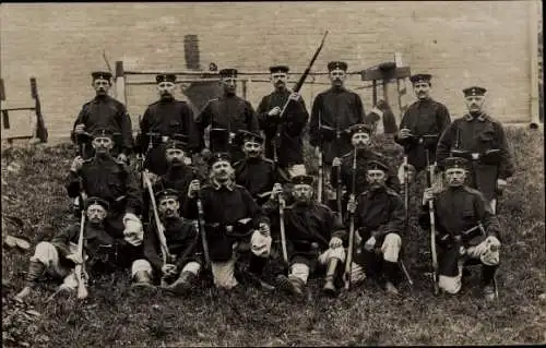 Foto Ak Deutsche Soldaten in Uniformen, Gruppenaufnahme