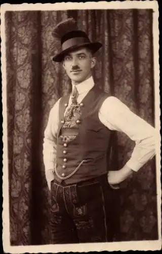 Foto Ak Mann in bayrischer Tracht, Lederhose, Standportrait