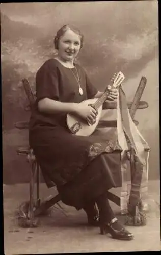 Foto Ak Portrait einer Frau mit Mandoline