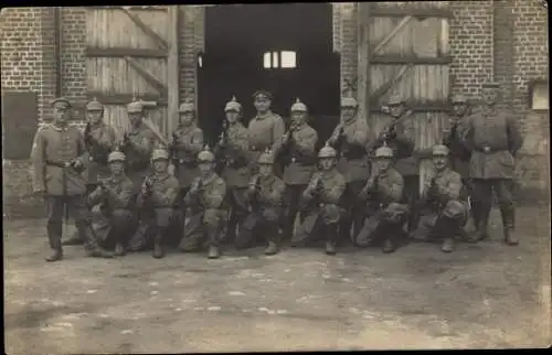 Foto Ak Deutsche Soldaten in Uniformen, Gruppenaufnahme, I WK