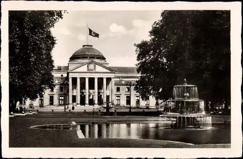 Ak Wiesbaden in Hessen, Kurhaus, Teich mit Springbrunnen