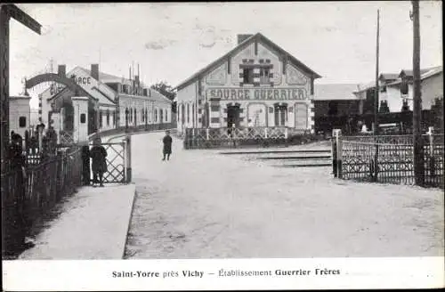 Ak Saint Yorre Allier, Établissement Guerrier Frères, Straßenpartie, Bahnübergang