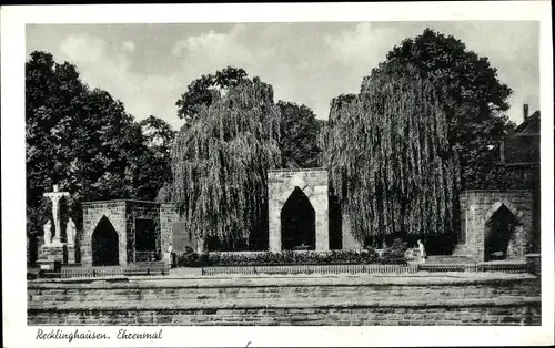 Ak Recklinghausen, Gesamtansicht vom Ehrenmal, Kreuz
