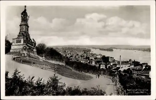 Ak Rüdesheim am Rhein, Niederwald Nationaldenkmal, Blick aus der Ferne auf den Ort