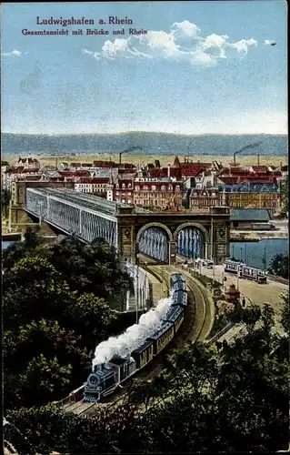 Ak Ludwigshafen am Rhein, Gesamtansicht mit Brücke und Rhein, Eisenbahn, Straßenbahn