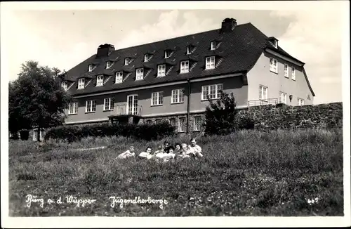 Ak Burg an der Wupper Solingen, Jugendherberge, Gruppenbild auf Wiese