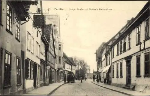 Ak Parchim in Mecklenburg Lange Straße mit Moltkes Geburtshaus