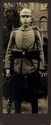 Foto Deutscher Soldat, Kaiserreich, Pickelhaube, Bajonett, Koppel, Standportrait