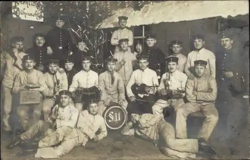 Foto Ak Glückwunsch Weihnachten, Deutsche Soldaten in Uniformen, Gruppenaufnahme