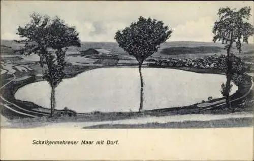 Ak Schalkenmehren in der Eifel, Schalkenmehrener Maar mit Dorf