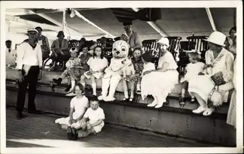 Foto Ak Personen an Deck eines Schiffes, Seemann