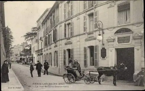 Ak Neris les Bains Allier, La rue Boisrot Sescerviers, caleche, ane, Grand Hotel de Paris