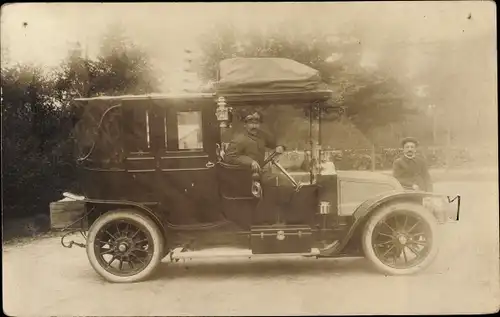 Foto Ak Mann in einem Automobil