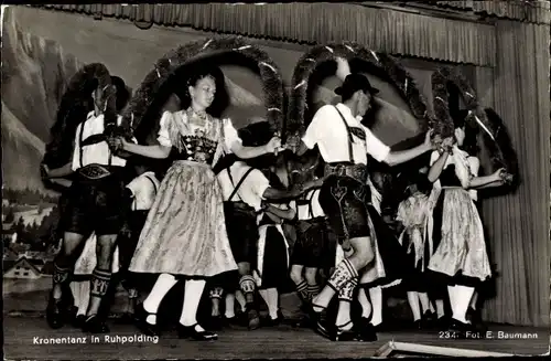 Ak Ruhpolding in Oberbayern, Kronentanz im Kurhaus, Tracht