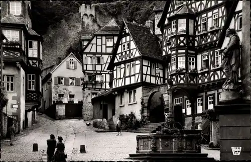 Ak Miltenberg in Unterfranken Bayern, Das Schnatterloch, Brunnen, Marktplatz