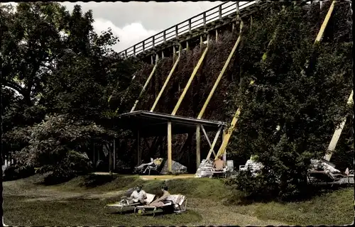 Ak Bad Nauheim in Hessen, Saline, Gradierwerk, Kurgäste auf Liegestühlen