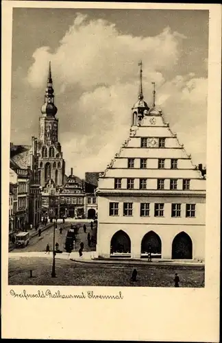 Ak Greifswald in Mecklenburg Vorpommern, Straßenpartie mit Rathaus, Ehrenmal und Kirche