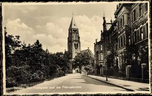 Ak Dessau in Sachsen Anhalt, Funkplatz und Petruskirche