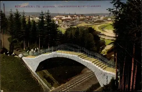 Ak Mühlhausen in Thüringen, Stadtpark, Fusswegbrücke mit Stadtansicht