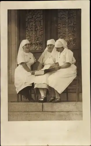 Foto Ak Krankenschwestern vor einer Tür