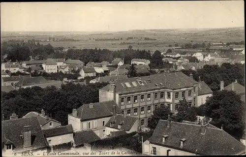 Ak Sens Yonne, L'Ecole Communale, vue des Tours de la Cathedrale