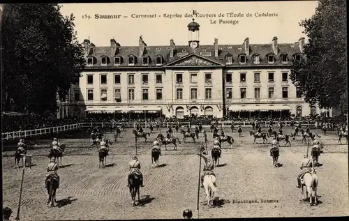 Ak Saumur Maine et Loire, Carrousel, Reprise des Ecuyers de l'Ecole de Cavalerie, Le Passage