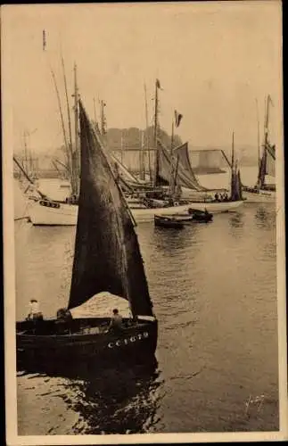 Ak Concarneau Finistère, Thonniers au Port