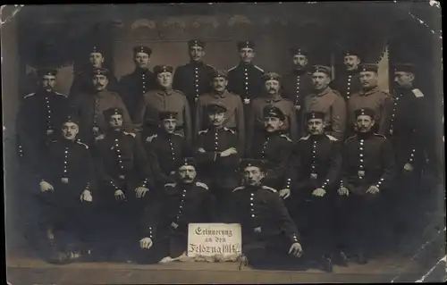 Foto Ak Gruppenportrait, Deutsche Soldaten in Uniform, Erinnerung an den Feldzug 1914