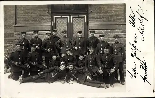 Foto Ak Gruppenbild deutscher Soldaten in Uniform