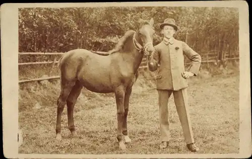 Foto Ak Ganzkörperportrait Mann mit Pferd