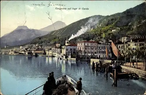 Ak Gargnano Lago di Garda Lombardia, Uferpartie vom Schiff gesehen, Bug mit Passagieren